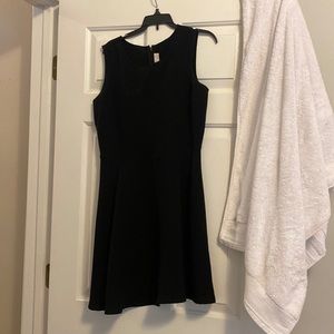 Simple black dress super cute!